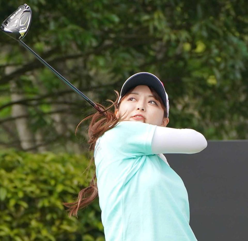 　９番、ティーショットを放つ寺西飛香留