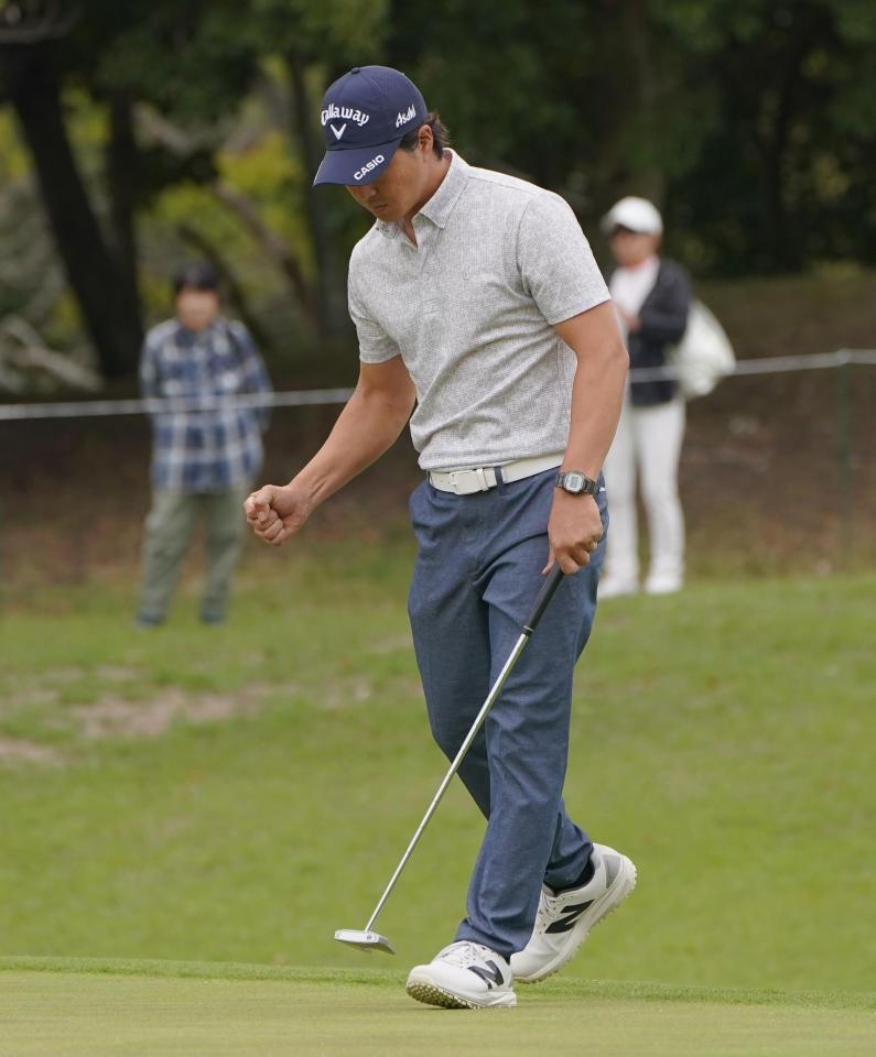 　１２番、３連続バーディーを沈めガッツポーズを決める石川遼（撮影・開出牧）