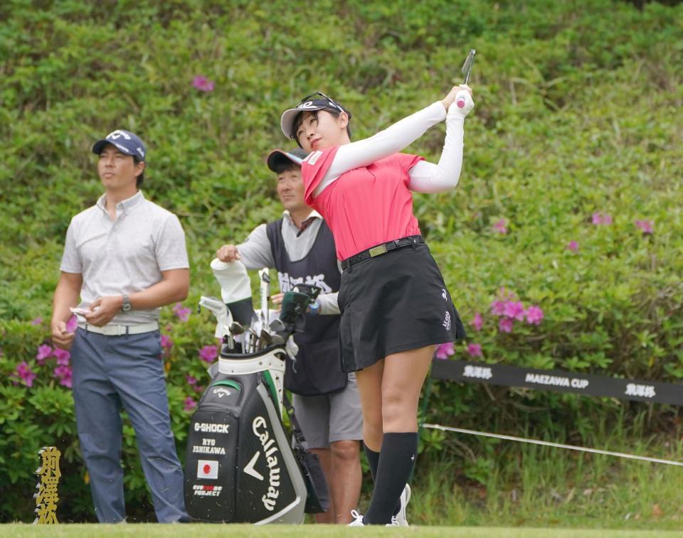 　１６番、ティーショットを放つ菅沼菜々。左後方は石川遼（撮影・開出牧）