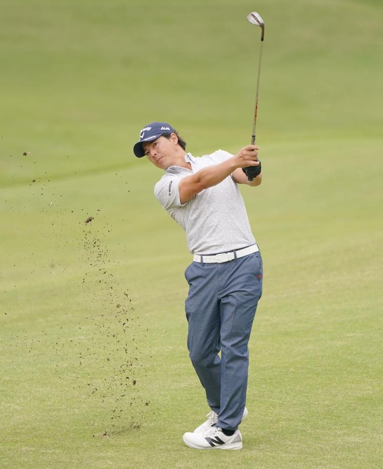 　１４番、セカンドショットを放つ石川遼（撮影・開出牧）