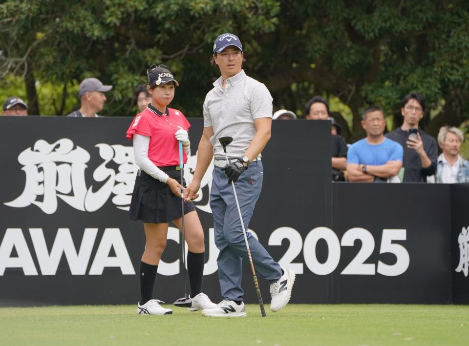 　１８番、ティーショットを放ち打球の行方を見極める石川遼。左は同組の菅沼菜々（撮影・開出牧）