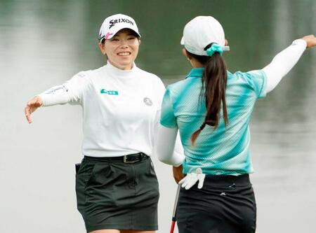 　第１ラウンド、ホールアウトする勝みなみ（共同）