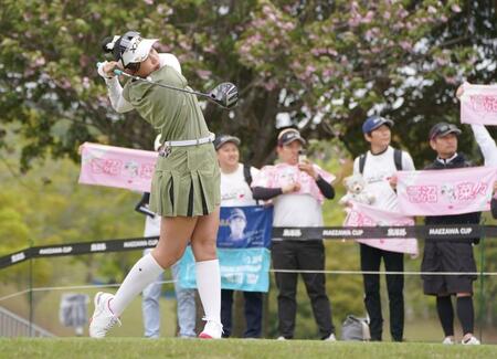 　１０番、ファンの期待を背にティーショットを放つ菅沼菜々（撮影・開出牧）