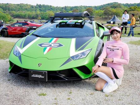 　ランボルギーニウラカンステラートを隣にポーズを決める藤井マリー
