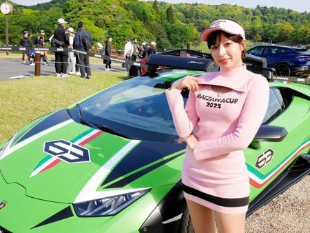 【写真】視線独り占め!ラウンドガールを務めたレースクイーン S字に体をくねらせる