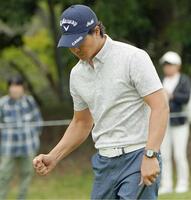 　１２番、３連続バーディーを沈め、ガッツポーズ