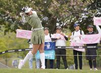 　１０番、ファンの期待を背にティーショットを放つ菅沼菜々（撮影・開出牧）