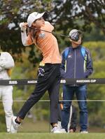 　１０番、ティーショットを放つ寺西飛香留（撮影・開出牧）