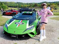 　ランボルギーニウラカンステラートを隣にポーズを決める藤井マリー