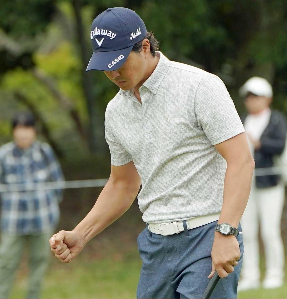 　１２番、３連続バーディーを沈め、ガッツポーズ