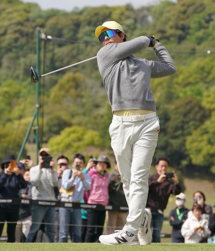 　１番、ティーショットを放つ石川遼（撮影・開出牧）