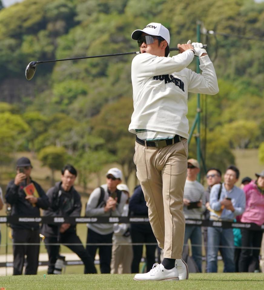 　１番、ティーショットを放つ生源寺龍憲（撮影・開出牧）