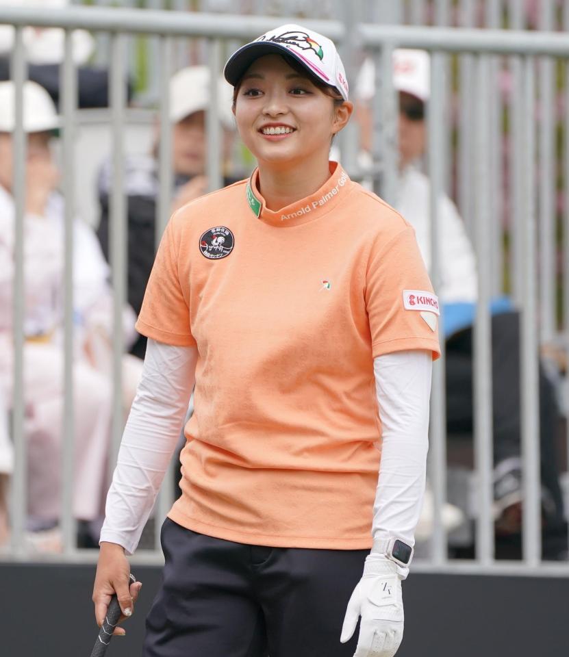 　１０番、スタート前に笑顔を見せる寺西飛香留（撮影・開出牧）