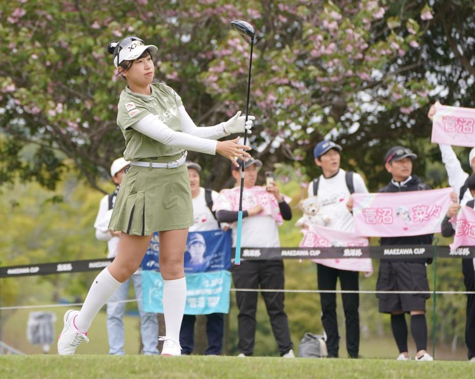 　ファンの期待を背にラウンドする菅沼菜々（撮影・開出牧）