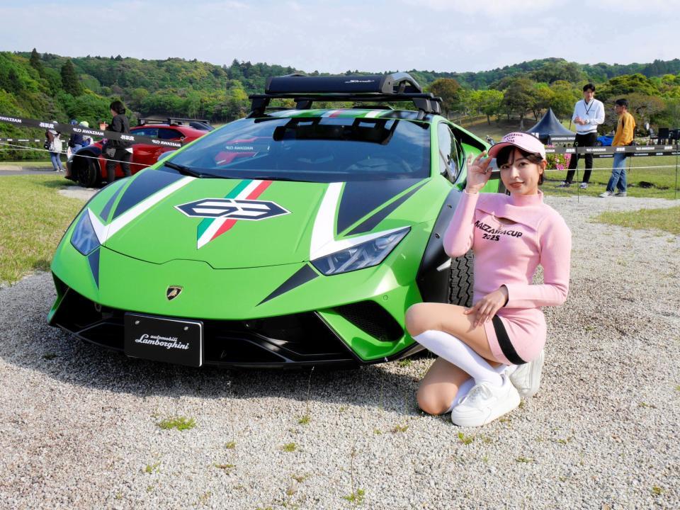 　ランボルギーニウラカンステラートを隣にポーズを決める藤井マリー