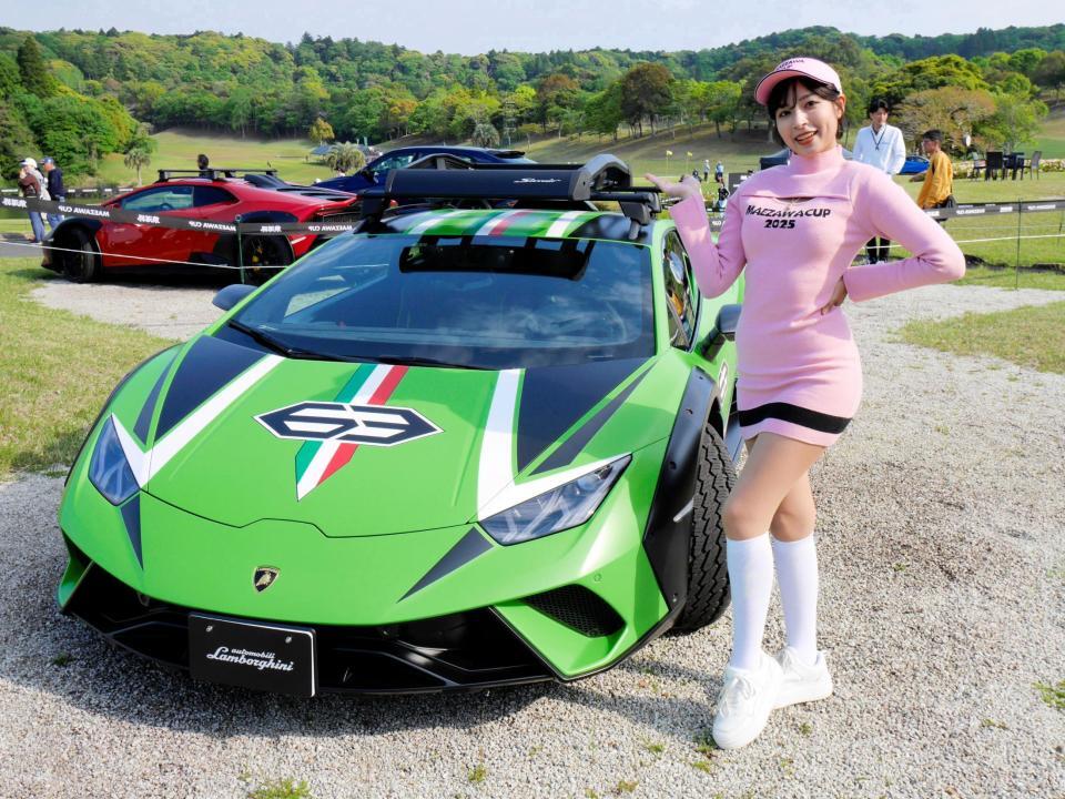 　ランボルギーニウラカンステラートを隣にポーズを決める藤井マリー