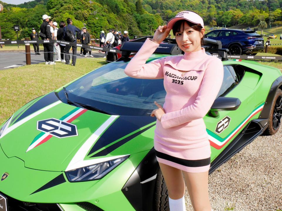 　ランボルギーニウラカンステラートを前にポーズを決める藤井マリー