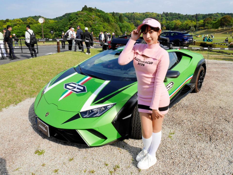 　ランボルギーニウラカンステラートを前にポーズを決める藤井マリー