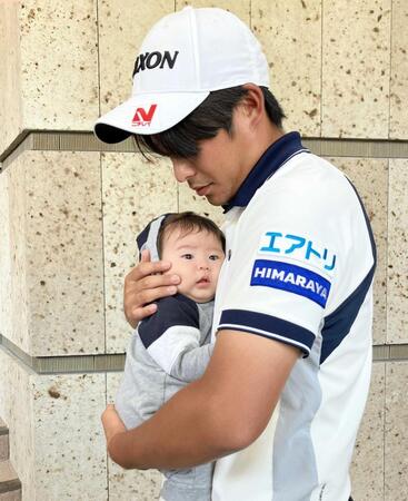 片岡尚之　愛息パワーで２打差７位　生後２か月で初来場「来てくれてうれしい」　史上３人目１００試合連続出場にあと１