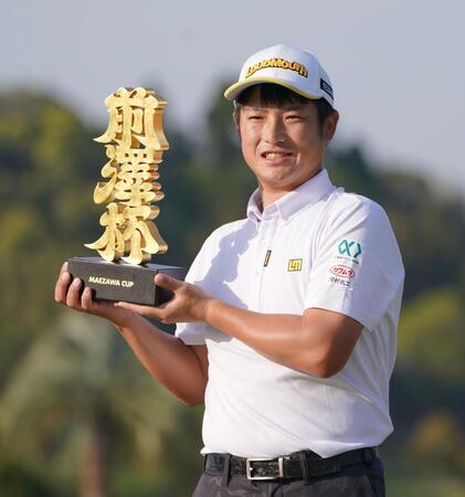 　優勝トロフィー手に会心の笑みを浮かべる小西たかのり（撮影・開出牧）