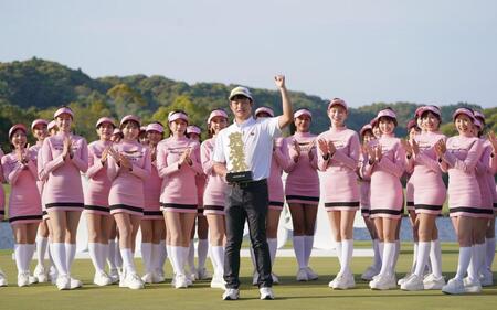 　ラウンドガールに祝福されガッツポーズを決める初優勝の小西たかのり（撮影・開出牧）