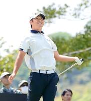 　１３番、ティーショットを放ち打球の行方を見つめる片岡尚之（撮影・開出牧）