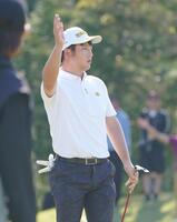 　１７番、バーディーパットを沈めギャラリーの歓声に応える小西たかのり（撮影・開出牧）