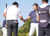 　初優勝した小西たかのり（左）と握手を交わす今平周吾（撮影・開出牧）