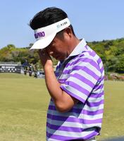 　キャディーのプラサド・ラジーフさんとの別れに涙する池田勇太（撮影・開出牧）