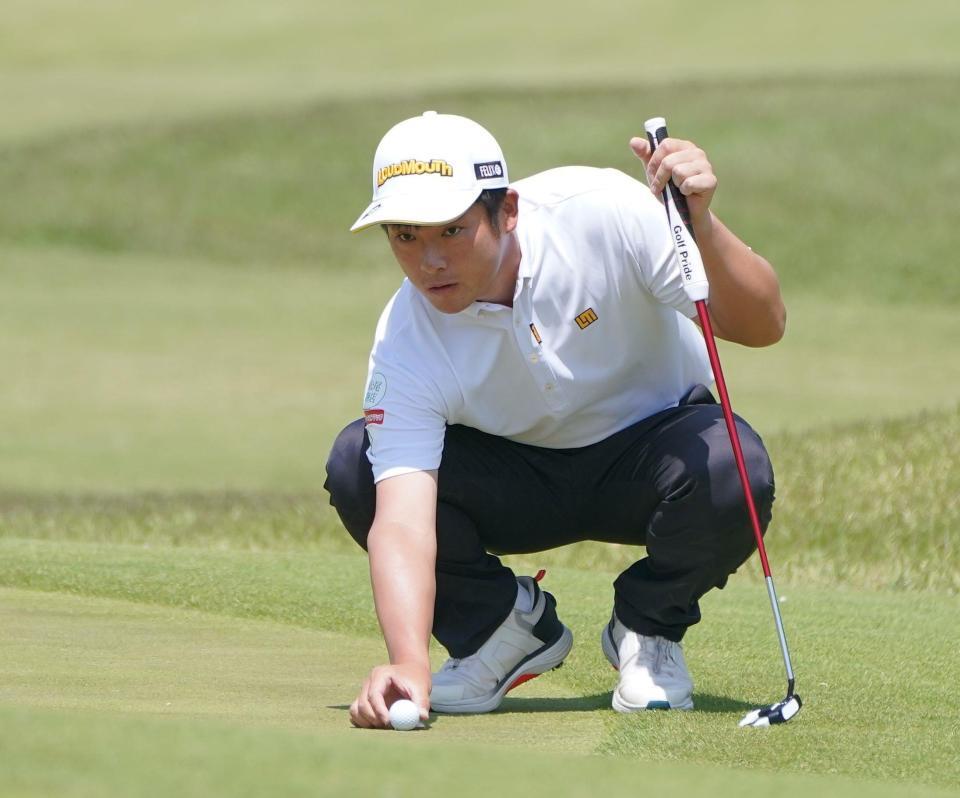 　９番グリーンでラインを読む小西たかのり（撮影・開出牧）