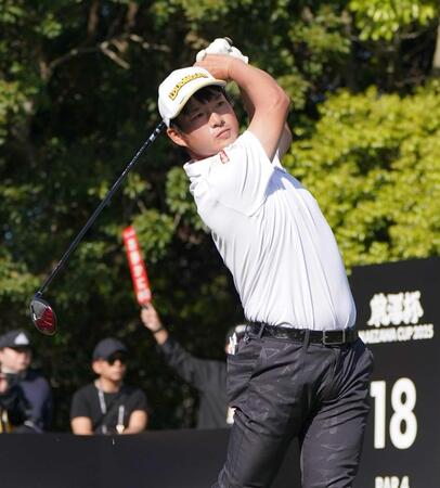 　１８番、ティーショットを放つ小西たかのり（撮影・開出牧）