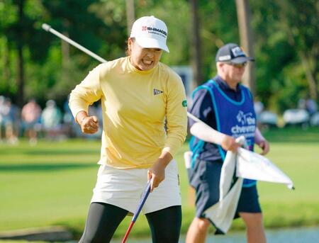 　最終ラウンド、１８番でバーディーを奪いガッツポーズする西郷真央＝カールトンウッズ・クラブ（共同）