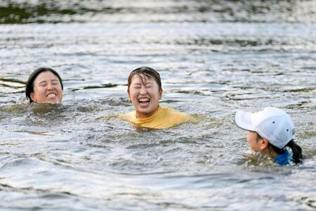 　メジャー初優勝を果たし、池に飛び込んだ西郷真央（中央）（ＡＰ＝共同）