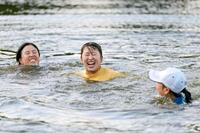 　メジャー初優勝を果たし、池に飛び込んだ西郷真央（中央）（ＡＰ＝共同）