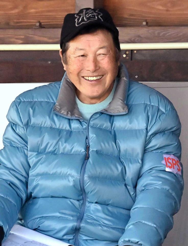 　笑顔でセレクションを見つめる尾崎将司　※※　＝千葉市花見川区のジャンボ尾崎ゴルフアカデミー