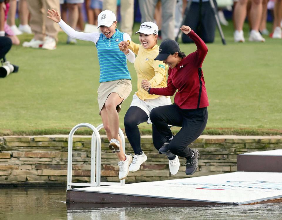 　池に飛び込む西郷（中央）ら（ゲッティ＝共同）