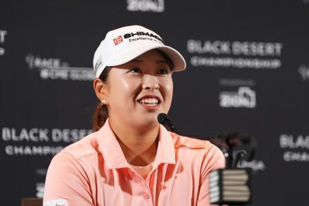 　記者会見する、シェブロン選手権で優勝した西郷真央＝２９日、米ユタ州アイビンス（共同）