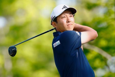 　第１日、１０番でティーショットを放つ岩崎亜久竜。３アンダーで首位＝名古屋ＧＣ和合