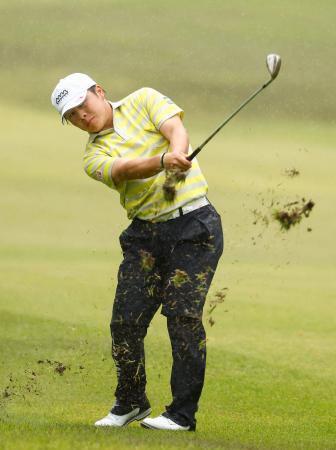 　第２日、６番でショットを放つ今野大喜。通算４アンダーで暫定首位＝名古屋ＧＣ和合