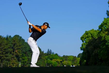 　第２ラウンド、１８番でティーショットを放つアマチュアの中野麟太朗＝名古屋ＧＣ和合