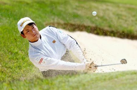　第３日、１番でバンカーショットを放つ小西たかのり。通算６アンダーで首位＝名古屋ＧＣ和合