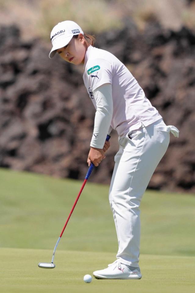 　４番でパットする西郷真央（共同）