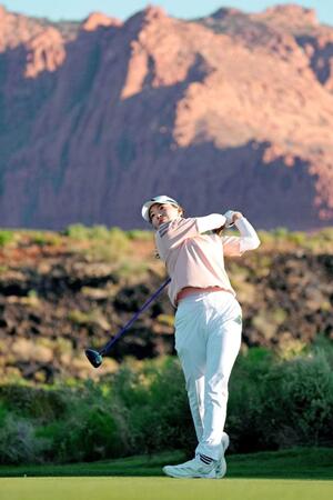 渋野日向子　自身初の連続イーグルで７位浮上　ショット好調！通算９アンダーで首位と５打差「楽しみな週末に」