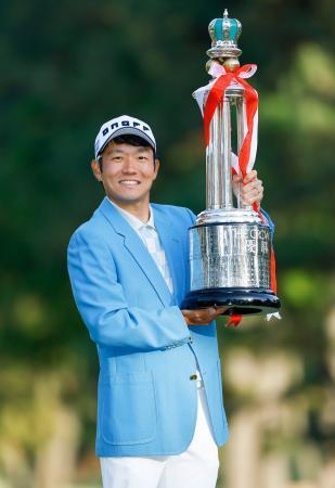 　通算７アンダーで優勝し、トロフィーを掲げる浅地洋佑＝名古屋ＧＣ和合