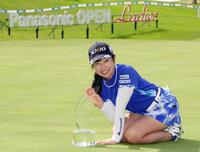 　通算１０アンダーで優勝し笑顔の菅沼菜々＝共同