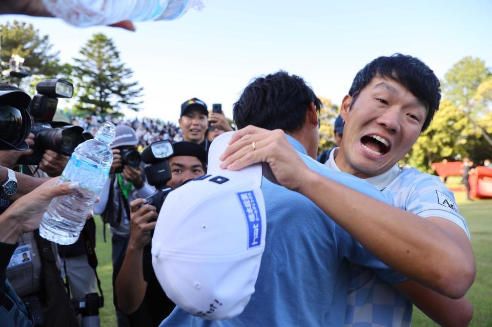 　中日クラウンズで優勝し喜ぶ浅地洋佑