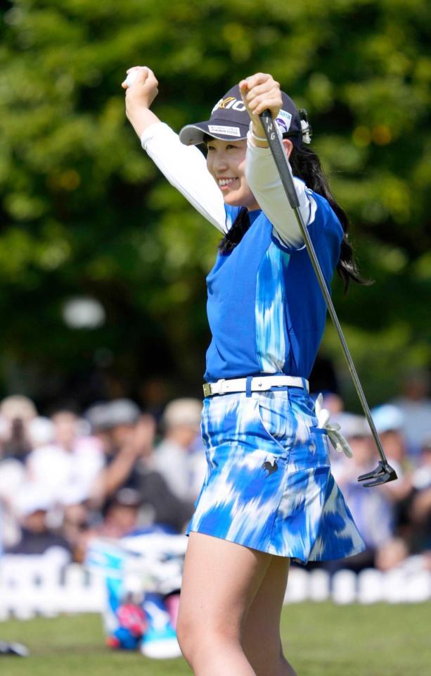 　１８番でウイニングパットを決め、ガッツポーズする菅沼菜々＝共同