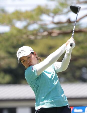 　１０番、ティーショットを放つ畑岡奈紗（撮影・西岡正）