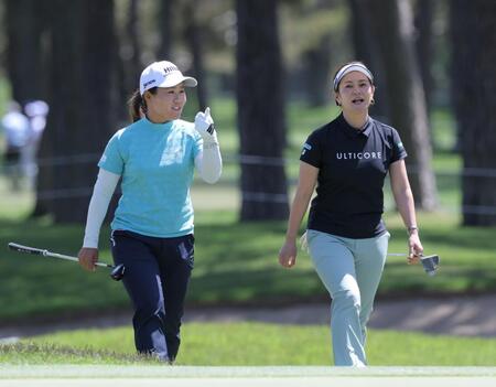 　９番、宮里藍さん（右）と話しながら、グリーンへ向かう畑岡奈紗（撮影・西岡正）