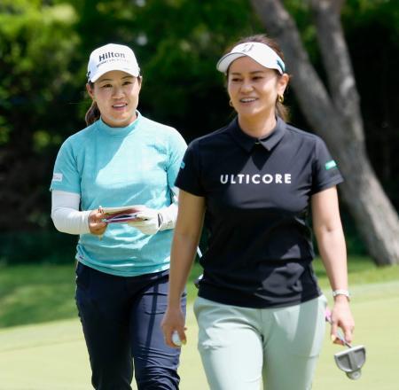 　プロアマ戦で宮里藍さん（右）と同組でプレーした畑岡奈紗＝茨城ＧＣ